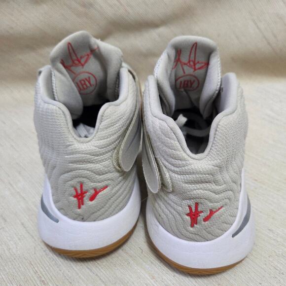 Nike women's JBY basketball shoes size 7.5, lace up and Velcro - Picture 7 of 8